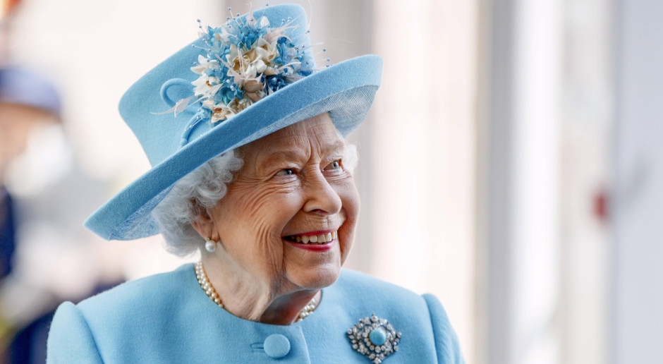 El Palacio de Buckingham inaugura una exposición dedicada a la moda de Isabel II. Una de las piezas es un vestido de novia.