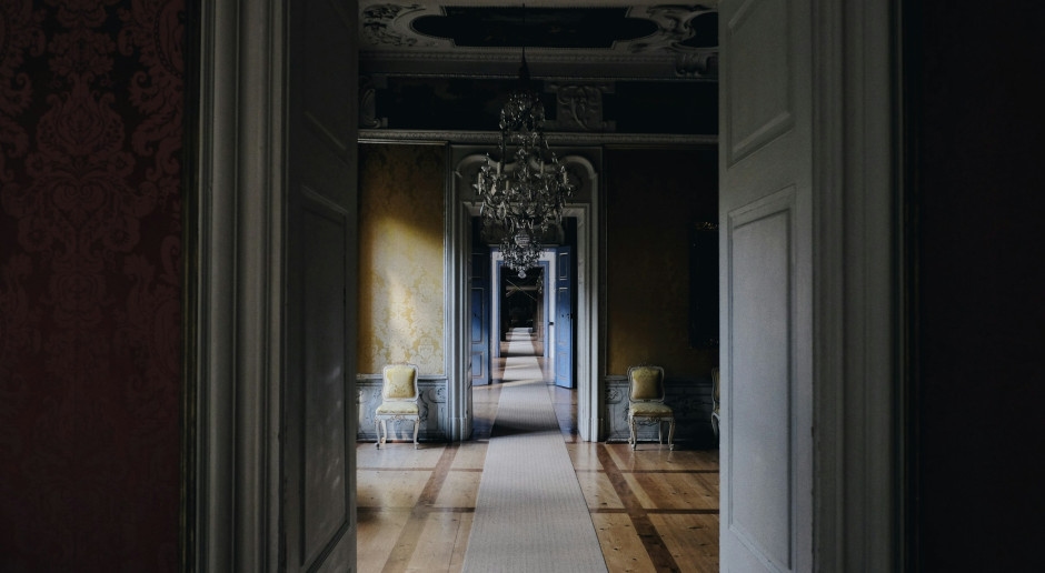 ¿Interiores que evocan una cámara real? Una nueva tendencia conquista a los entusiastas del diseño.