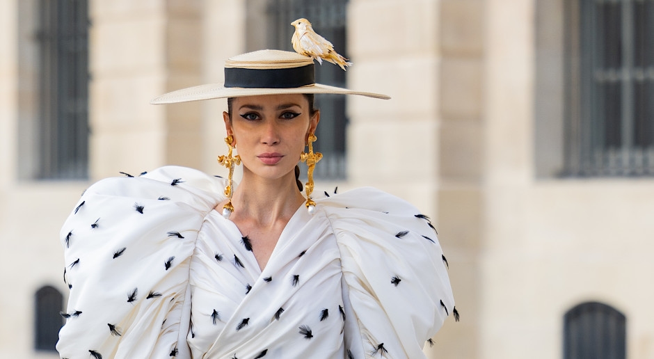 Esta es la tendencia más femenina para el verano 2025. Estilo clásico atemporal y vintage en uno.