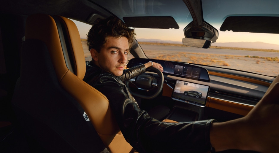 Timothée Chalamet tiene un nuevo trabajo. Ahora anuncia un coche eléctrico de lujo.