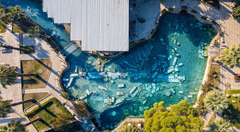 ¿Un baño real entre las ruinas del Templo de Apolo? Este es uno de los lugares más inusuales del mapa de Europa.