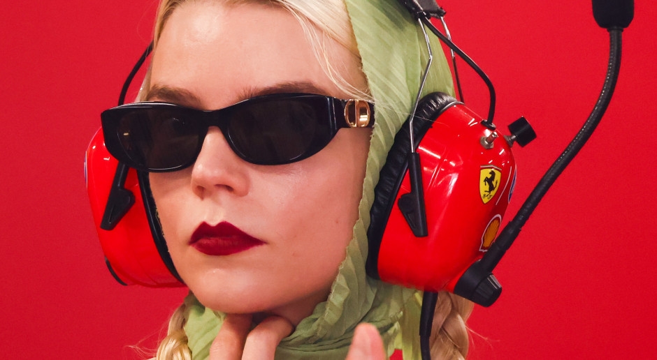 MIRA BIEN: Anya Taylor-Joy en las carreras de F1 en Budapest. Demostró cómo llevar el accesorio más de moda de la temporada.