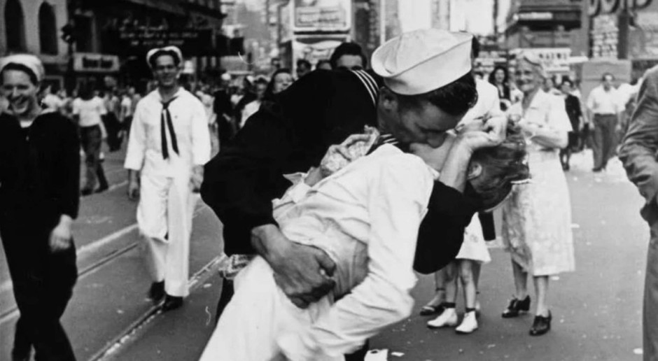 De beroemde kus op Times Square viert haar 80e verjaardag. Ontdek het verhaal achter deze iconische foto.