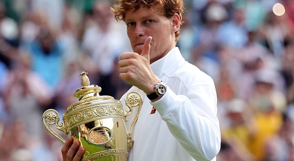 Jannik Sinner maakt een gebaar. De tennisser redde het restaurant dat hem in zijn jeugd hielp.