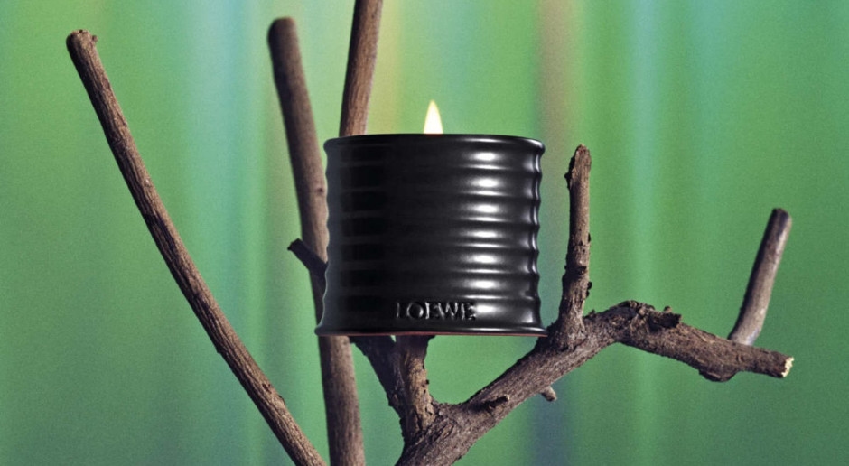 A Loewe apresenta a nova vela Palo Santo. Uma gota de luxo para o outono de 2025.