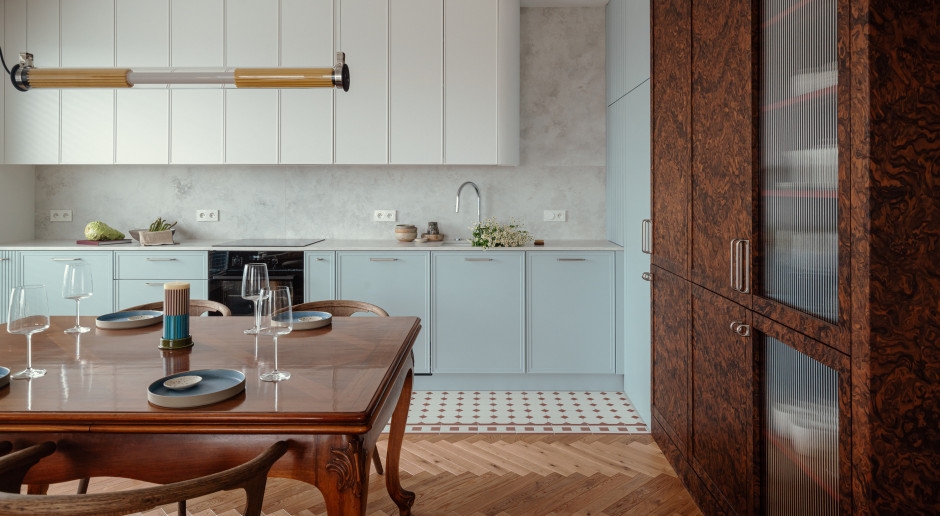 INTERIEUR VAN DE WEEK: Dit appartement in Łódź combineert op briljante wijze het verleden met het heden. Een oude tafel als een kloppend hart [FOTO'S]