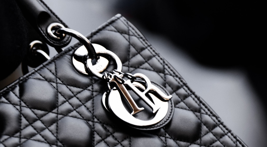 Lady Dior "Crystalline". Ecco una nuova versione artistica dell'iconica borsa.