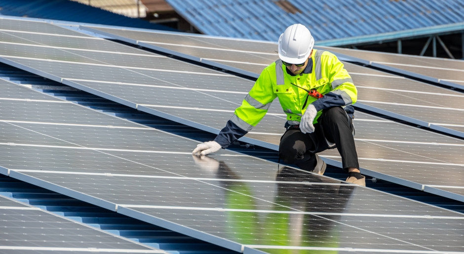 Photovoltaics cut to zero. Panel owners every other day by the wall