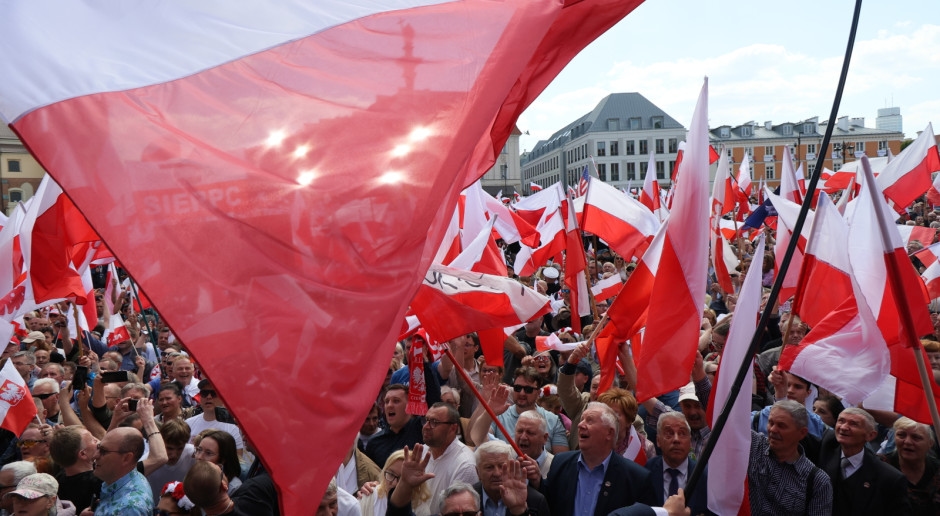 Dwa wielkie marsze w Warszawie. Setki tysięcy osób poszło z Trzaskowskim i Nawrockim [ZDJĘCIA]