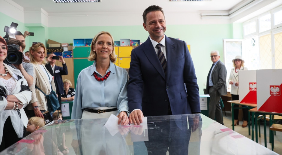 En las elecciones votó Rafał Trzaskowski. Llegó al lugar con su esposa.