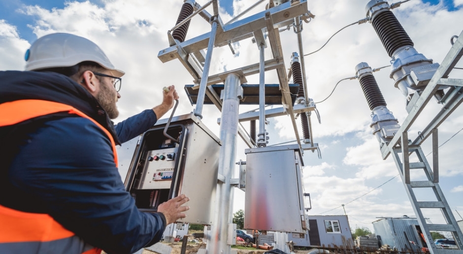 Los precios de la electricidad para los gobiernos locales no bajarán por ahora. El gobierno se rinde.