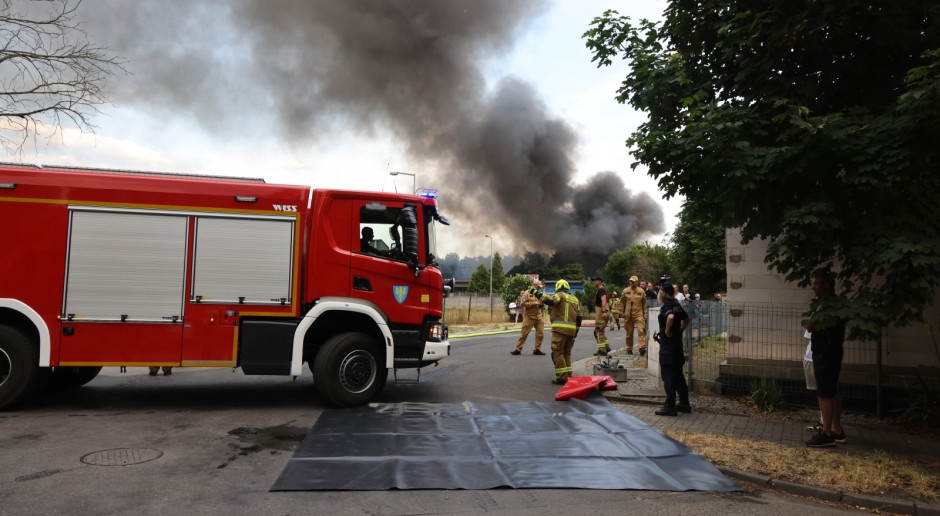 Brand in een loods in Kędzierzyn-Koźle. De strijd om aangrenzende gebouwen duurt voort. RCB waarschuwt.
