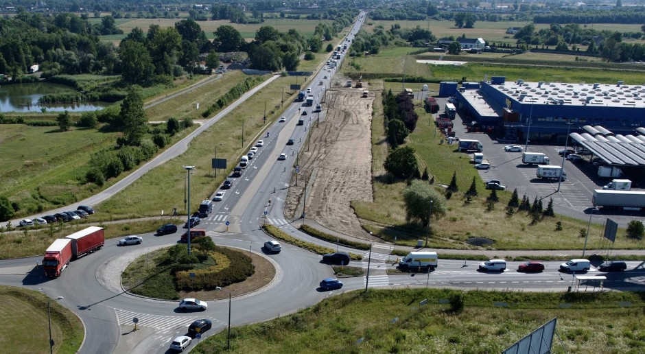 Een tweebaansviaduct en een nieuwe rotonde. Een belangrijke bypass verandert van gezicht.