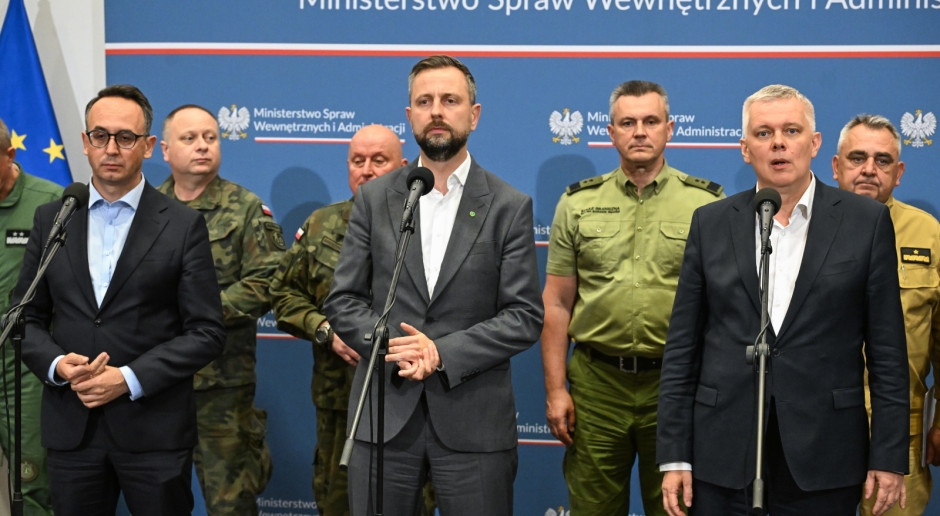 Het Ministerie van Defensie stuurt troepen naar de bedreigde gebieden. Soldaten en diensten staan ​​klaar om alle troepen en middelen in te zetten.