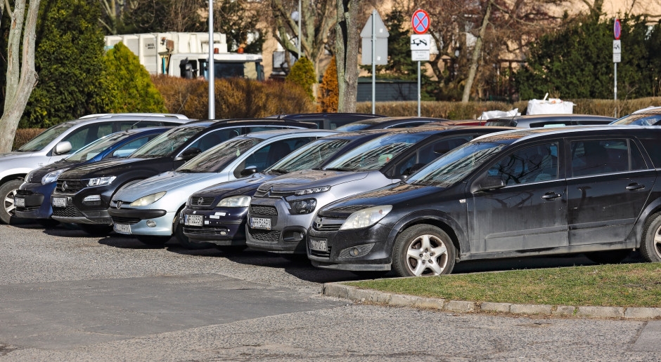 The developer will build the apartment building, but will no longer be required to provide parking. This will be the responsibility of the municipality.