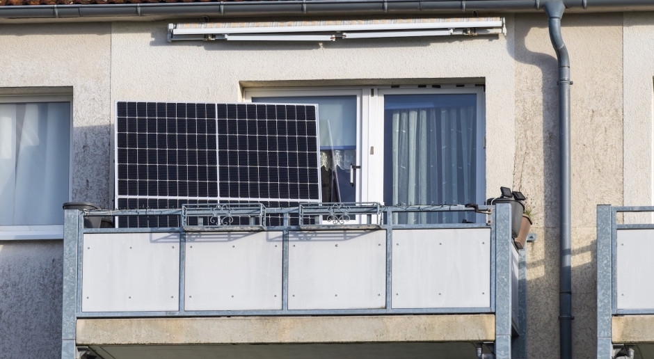 Een huurder moet voor de rechter verschijnen omdat hij zonnepanelen op zijn balkon heeft geïnstalleerd. Hij heeft de liberalisering niet meegemaakt.