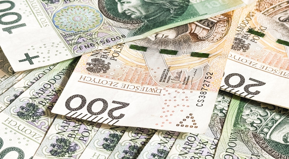 1.046,76 PLN in più. Dal 1° luglio: 8.345,35 PLN. Non può esserci di meno sulla cintura in queste competizioni.