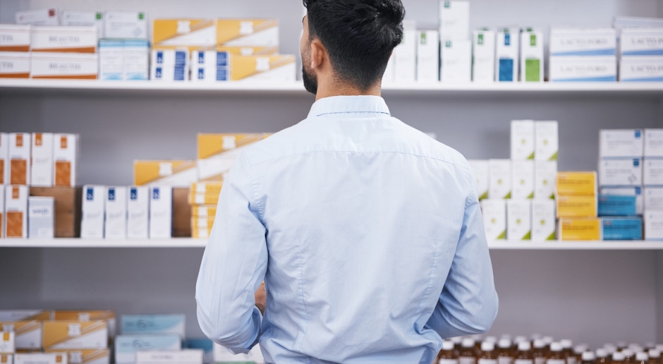 Una situación sorprendente en la farmacia: un hijo adulto le corta el trabajo al farmacéutico
