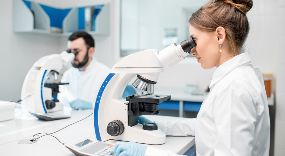 Exame de especialização para diagnosticadores laboratoriais. Haverá alterações nas taxas para a equipe de exames.