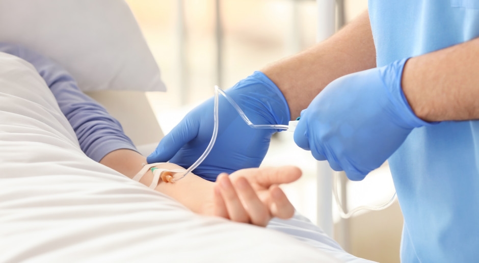Leczenie tej choroby rzadkiej wymaga częstych hospitalizacji. Czy wkrótce wystarczy zastrzyk?