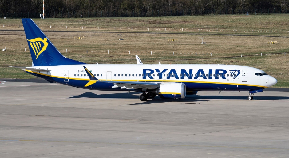 Panic attack on board the plane. Passengers jumped on the runway. There are injuries