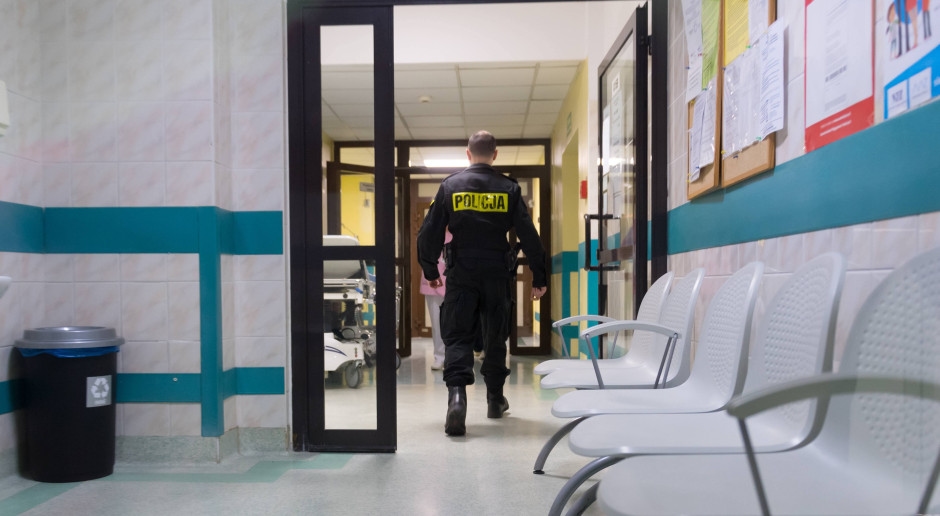Złapał za szyję i dusił pielęgniarkę. 50-letni agresywny pacjent usłyszał zarzuty