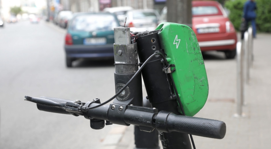 Patinete a 100 km/h. Destrozos en la cabeza, la cara y extremidades aplastadas. ¿Acabará todo con solo cascos?