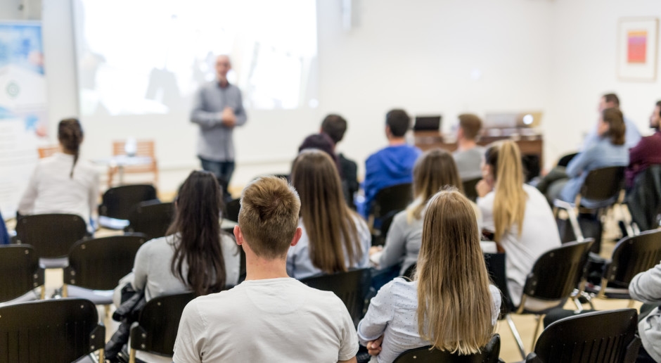 Sie erhalten für ihr Studium 6.300 PLN pro Monat und wiederholen das Jahr endlos.