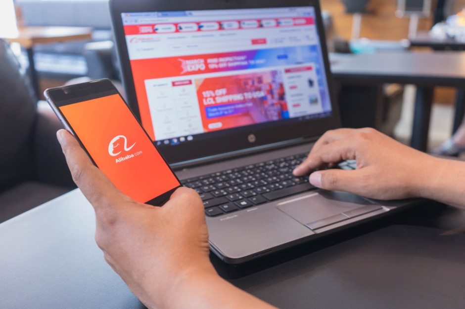 Alibaba maakt strategische draai: het zal niet langer alleen een online winkel zijn
