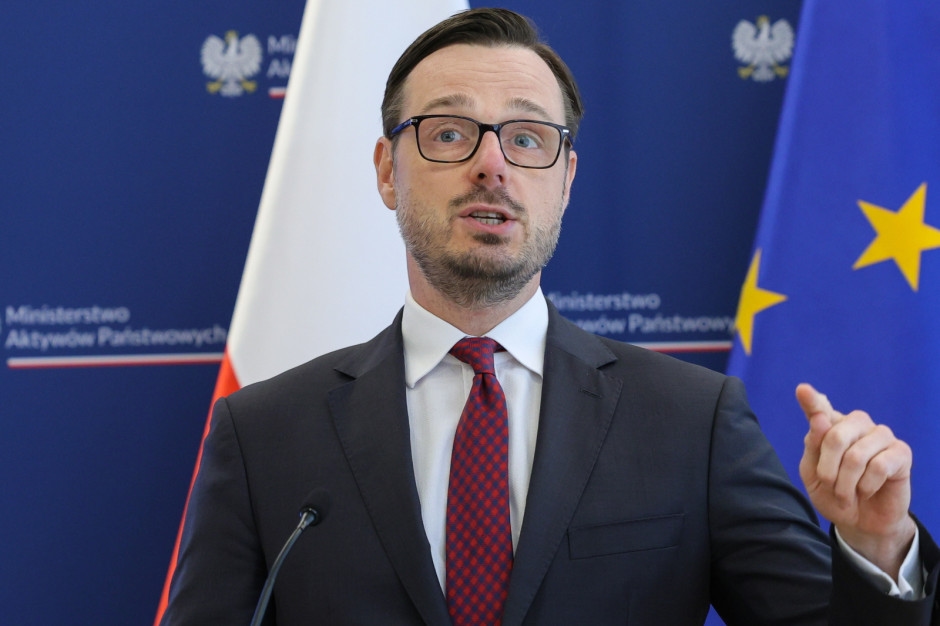 Il ministro Jaworowski punta il dito contro l'opposizione e mostra dati concreti sulle aziende