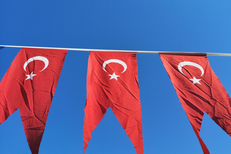Barrière voor Turken? Niet iedereen is gecharmeerd van de slogan "Poolse bouw voor Poolse bedrijven".