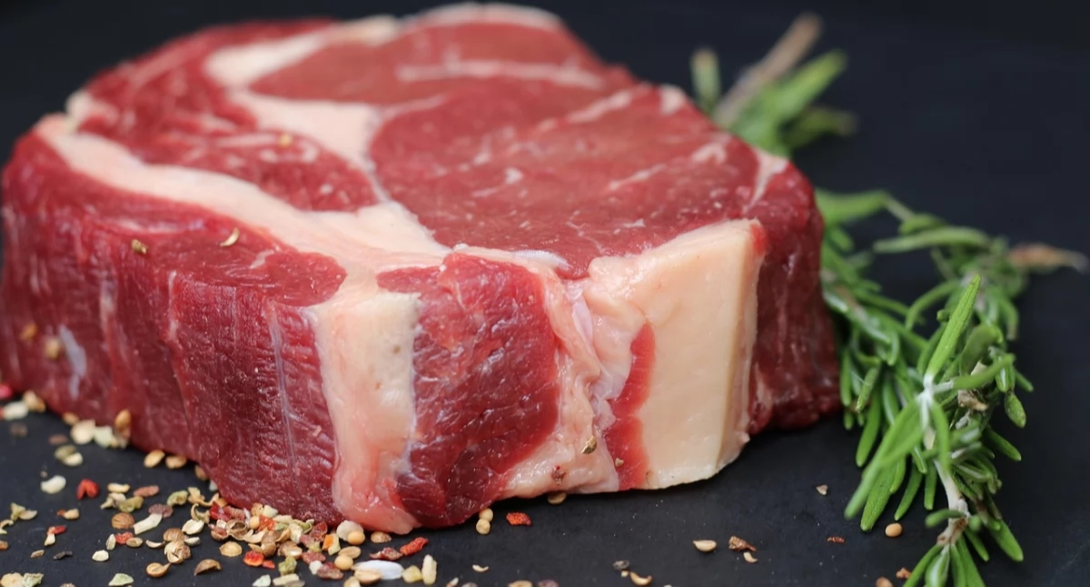 Dieta sotto esame: la carne rossa può aumentare il rischio di cancro al seno nelle donne
