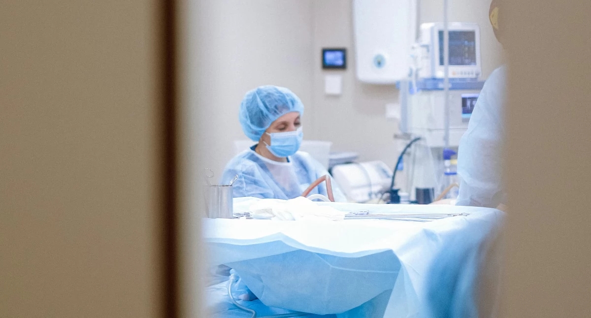Hospital "vende" funcionários em troca de máquinas? Universidade de Ciência e Tecnologia de Wrocław aposta na terceirização, mas equipe alerta: "Não somos robôs!"