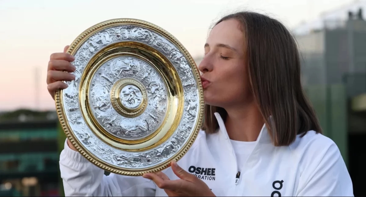 Iga Świątek wygrywa Wimbledon, a "New York Times" podaje przepis na makaron z truskawkami [FELIETON]