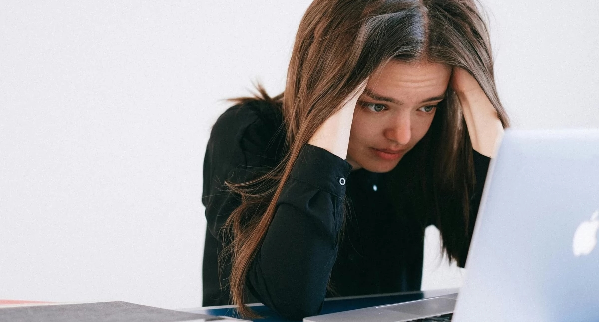 Le stress au travail augmente en Pologne. Pourquoi les femmes, les jeunes et les personnes en télétravail sont-ils les plus touchés ?