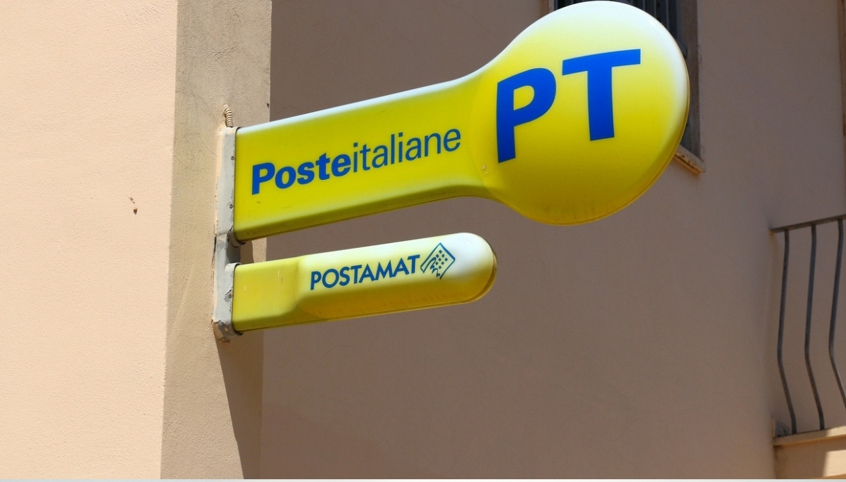 How does Poste Italiane's Pec Postecertifica work and how much does it cost?