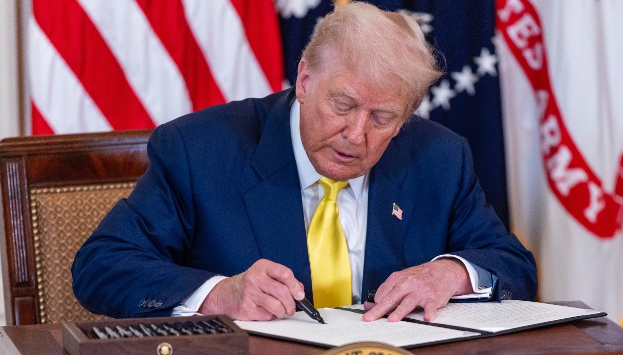 The EU refuses to accept Trump's blackmail over 15% tariffs.