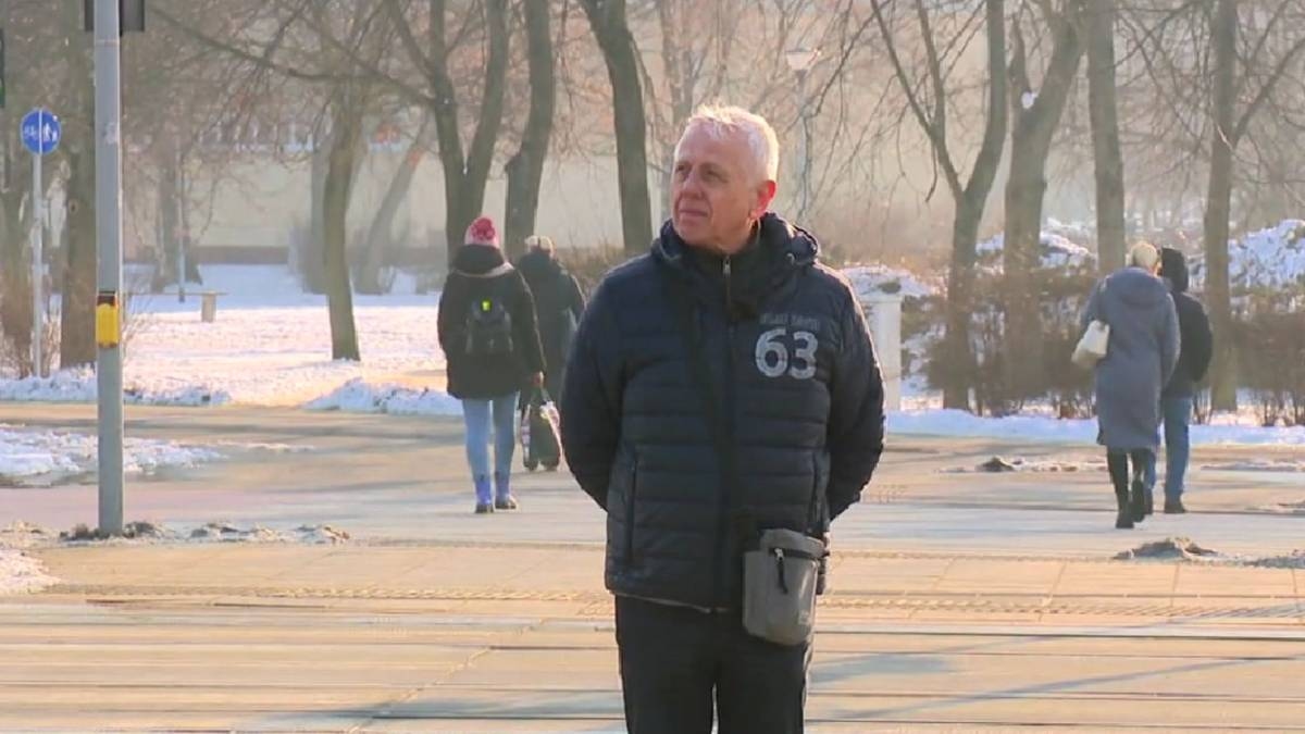 De senior stak de straat over bij een rood licht. Hij werd geboeid naar het politiebureau gebracht