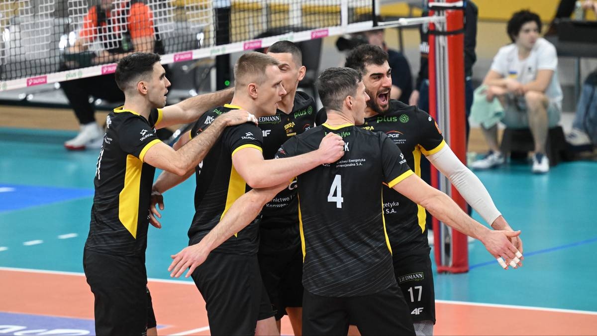 Barkom still in the fight to stay up. Skra with two points in the table