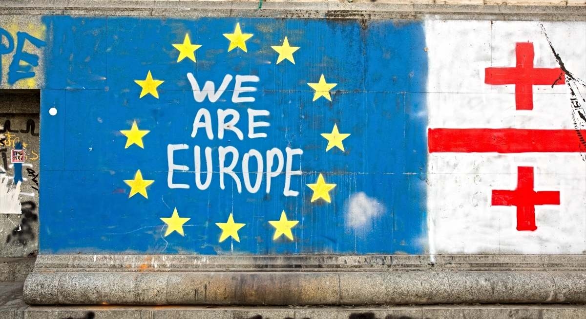 De EU hekelt "complottheorieën" over haar relatie met Georgië en aanvallen op haar ambassadeur.