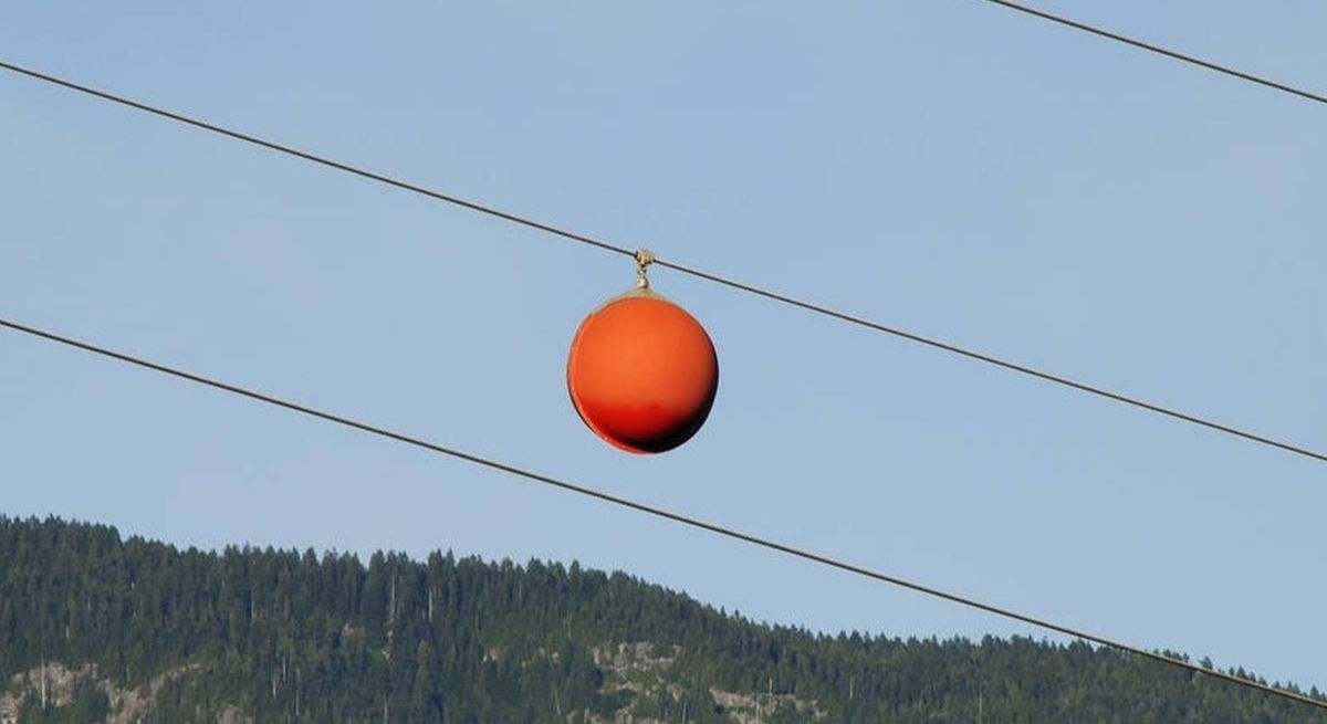 Qué son las las bolas naranjas en los cables de alta tensión y por qué son tan importantes