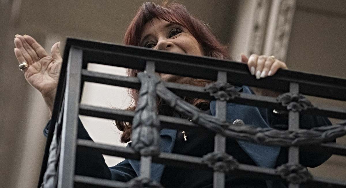 Cristina Fernández beschuldigt Milei ervan te liegen en beweert dat haar regering wel degelijk geld uitgeeft om rente te betalen.