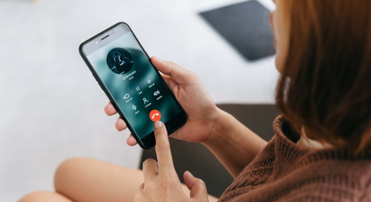 Ecco come capire se stai parlando con un'intelligenza artificiale al telefono: il trucco per rilevarla in pochi secondi