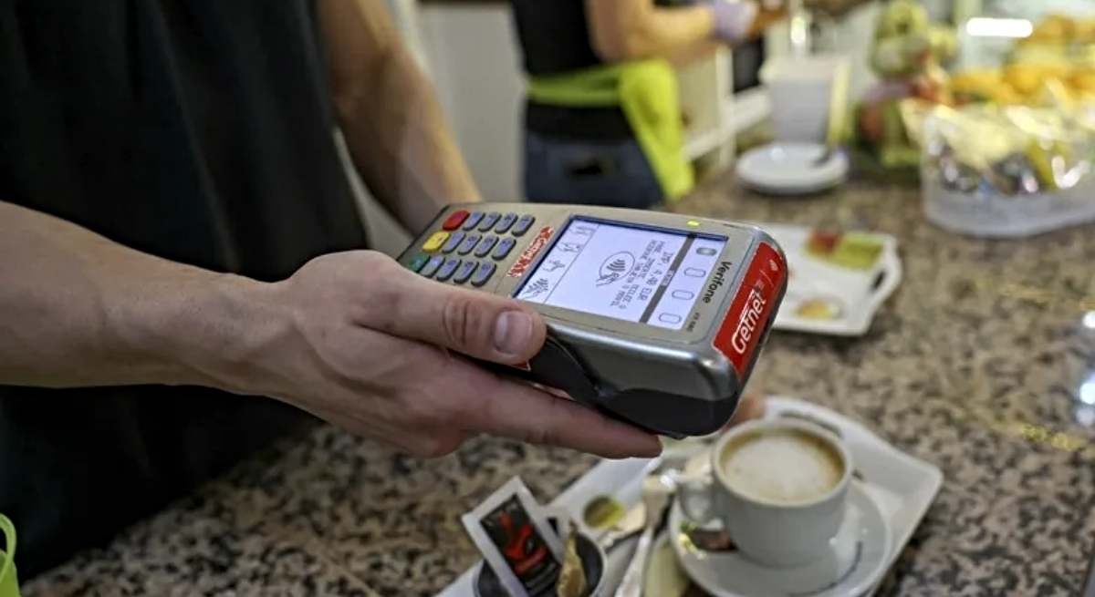 I cittadini dell'Eurozona preferiscono pagare con carta poiché il numero di sportelli bancomat continua a diminuire