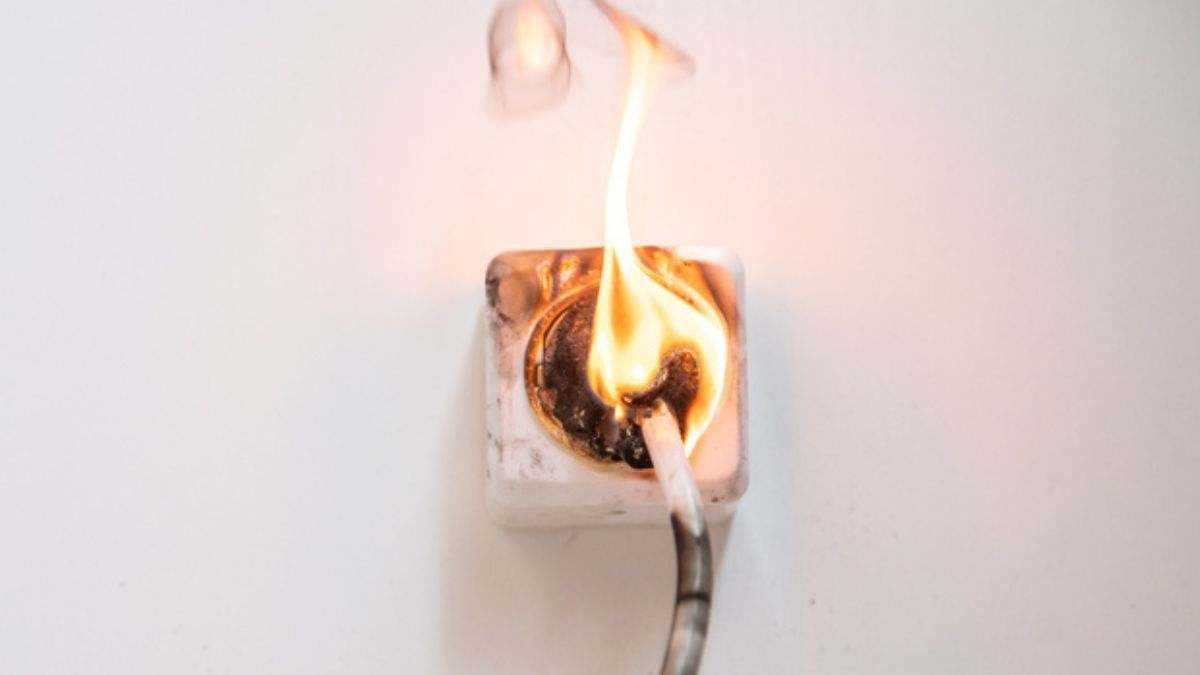 Para qué sirven los agujeros en las clavijas que tienen los enchufes eléctricos