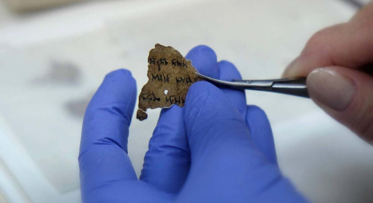 Un'intelligenza artificiale che analizza antichi scritti fornisce nuove stime sull'età dei Rotoli del Mar Morto.