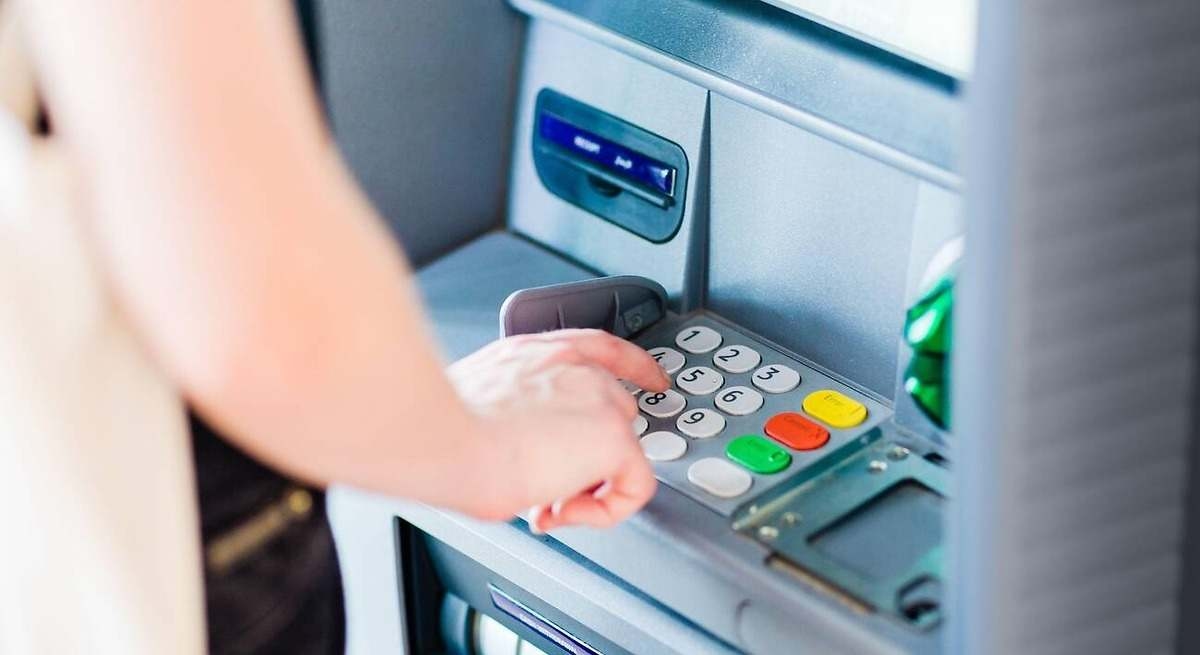 Hij haalde per ongeluk 400.000 euro op bij een geldautomaat en gaf dat uit. Daarmee werd hij door de overheid gezocht.