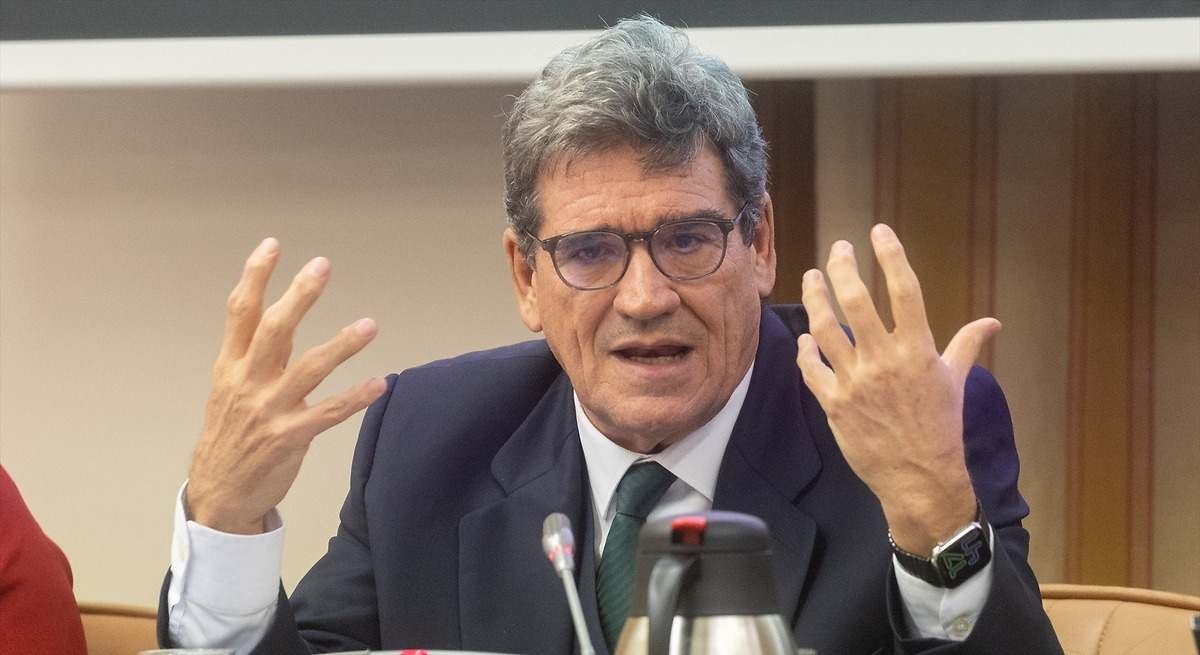 O Banco da Espanha corta sua previsão de crescimento econômico em três décimos, para 2,4%.