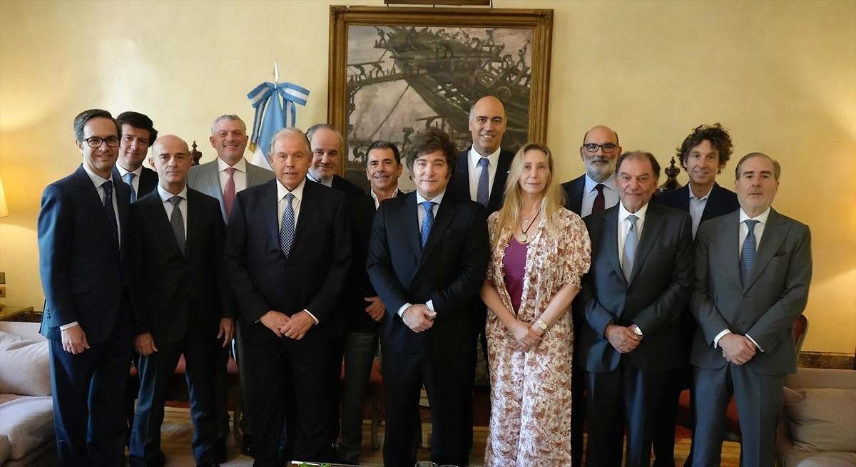 Milei, Madrid'de önemli sektörlerden bir düzine iş lideriyle bir araya geldi