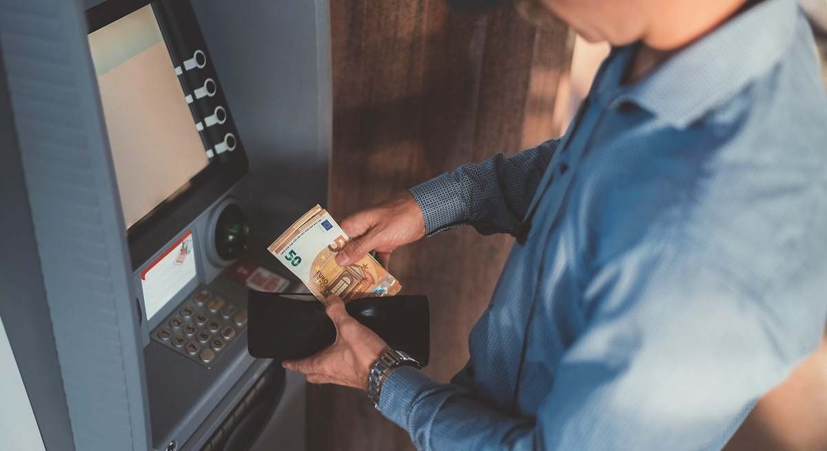 Bijna 8.000 geldautomaten minder in slechts één jaar: een historisch dieptepunt. In heel Spanje zijn er nog maar 37.000 over.